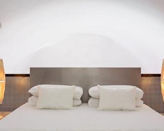 Art Hotel Santorini - Pyrgos Kallistis - Slaapkamer