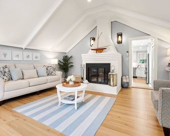 Shore Cottage - Coastal gem, a traveler favorite! Outdoor patio, central AC. - Gloucester - Living room