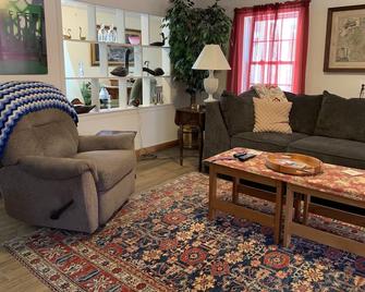 lakefront cottage.. - Orono - Living room
