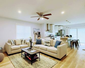 Pool + Outdoor Movies + Fire Pit Paradise - Minutes To Beach!' - Cape May Court House - Вітальня