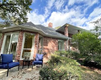 Mini Mansion with Pool, Hot Tub, Decking Overlooking Pond & Games - Waxahachie - Binnenhof