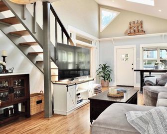 Park Avenue Beach Paradise - Chic & Secluded 4 Bdr - Long Beach - Living room
