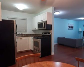 Private entrance and close by trails and park - Maple Ridge - Kitchen