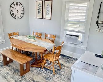 Downtown Portsmouth 2 Bedroom 2 King Beds - Portsmouth - Yemek odası