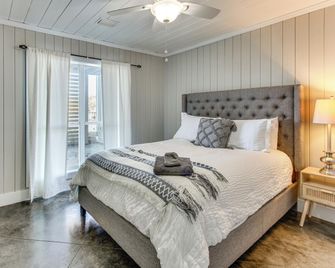 Tranquil Gantt Lake Home w/ Deck & Patio! - Андалусія - Спальня