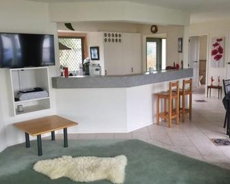 Sunny house near Golf Course and Recreation Centre - Whangamata - Front desk
