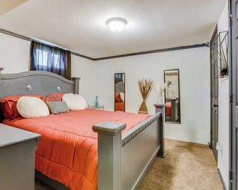 Cozy Missouri Retreat w/ Deck & Grill, Near Hiking - Lee’s Summit