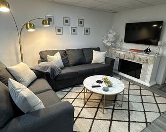 Hamptons Apartment - East Quogue - Olohuone