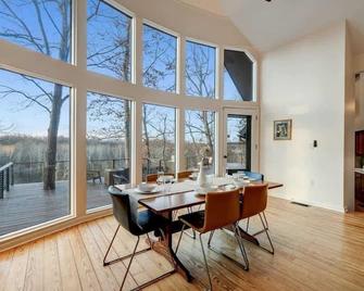 Exclusive Wooded Chalet w Magnificent River Views - Shepherdstown - Dining room