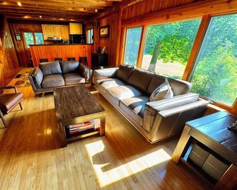 10min to Windham! Yard! Firepit! New Deck! Hot Tub! Fast internet! Pet Friendly! - East Durham - Sala de estar