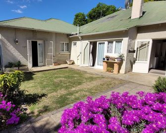 Applebee Guest Cottages - Grahamstown - Building