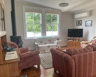 La Rocque Cottage - Martinborough - Living room