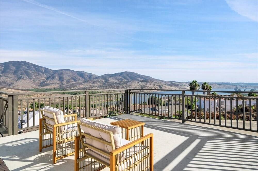 Luxury Studio with Lake Views and Spacious Balcony