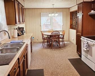 New! Forrest’s Cabin - Lakefront with Sunset Views and Private Dock! - Kalkaska - Cocina