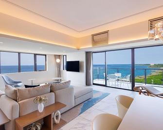 Hotel Shigira Mirage Beach Front - Miyakojima Island - Вітальня