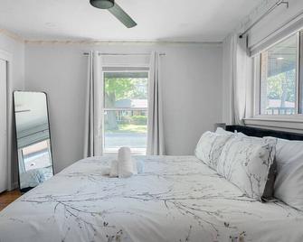 Play and Stay Dallas Home with Gym Gameroom and WiFi - Dallas - Habitación