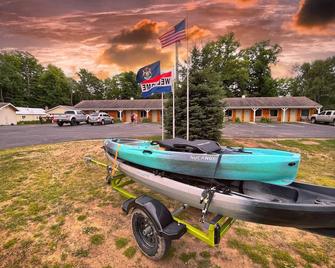 Alger Falls Motel - Munising - Building