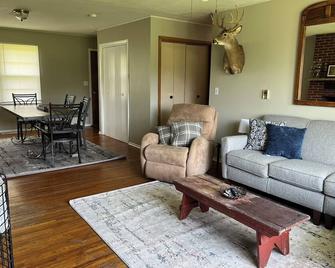 Retreat on the Creek: Home overlooking a backyard lake and the Auxvasse Creek - Kingdom City - Ruang tamu