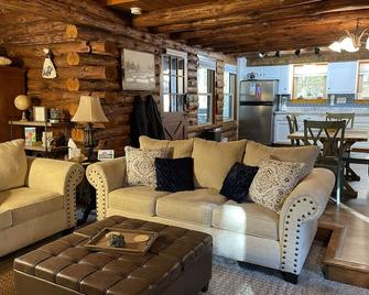 Slippery Rock Cabin on the Creek. Close to McConnell’s Mill & Moraine St. Parks. - New Castle - Living room