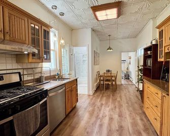 Cityside Haven - Spacious 2br Apt - 12 Mins To Nyc - Union City - Kitchen