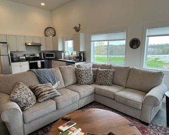 Charming, 1-bedroom 'Barndominium' on organic vegetable farm in Iowa City - Iowa City - Living room