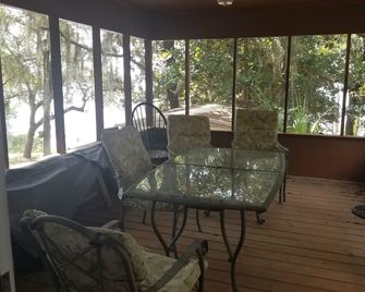 Private lakefront home w/porch & dock--fish, relax; quiet & shady - DeFuniak Springs - Balcón