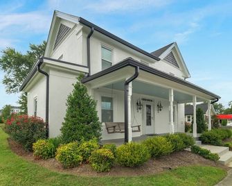 Grape & Vine Cottage · Luxury Main Street Retreat - Marshall - Building