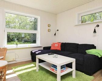 Cozy Holiday Home In Sæby Near Sea - Sæby - Living room