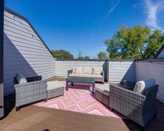 Music City Abode and Cowgirl Up Dual Townhomes - Nashville