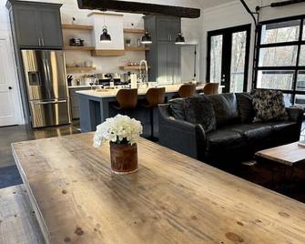 The Brand New - The Luxe Cabin sleeps 12! - Idabel - Living room