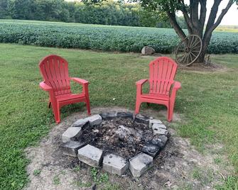 Cozy, Farmview Bungalow, with Central Location! - Youngstown - Patio