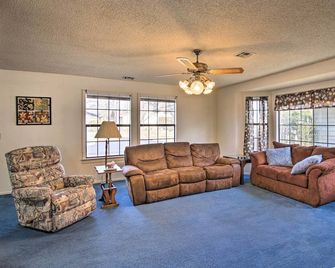 Dog-Friendly Bartlesville Retreat w/ Yard! - Bartlesville - Living room