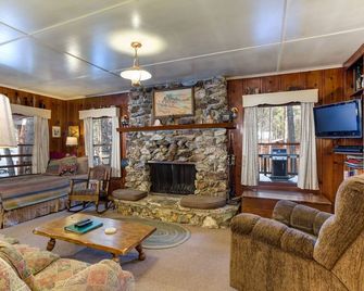 80 Chattertons Cottage - North Wawona - Living room