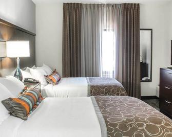 Free Breakfast. Indoor Pool. Great for Groups + Only 5 Miles to Purdue University. - Lafayette - Bedroom