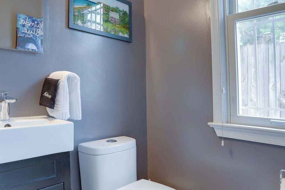 Sojourn Only 8 Blocks to Capitol with Private Patios - Washington D. C. - Baño