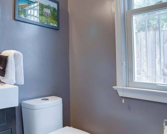 Sojourn Only 8 Blocks to Capitol with Private Patios - Washington D. C. - Baño