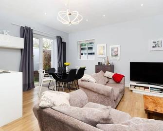 Charming Ground Floor 1 Bedroom Flat in Twickenham - Twickenham - Salon