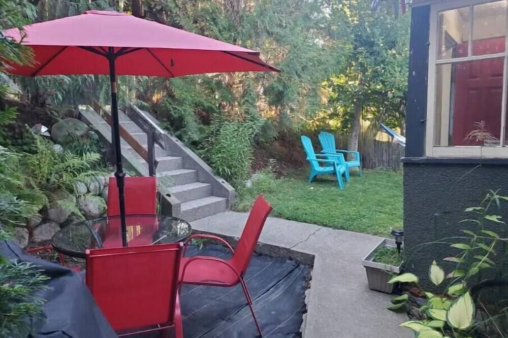 Quiet, Family Friendly Suite Downtown Castlegar - Castlegar - Innenhof