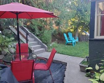 Quiet, Family Friendly Suite Downtown Castlegar - Кастлгар - Патіо