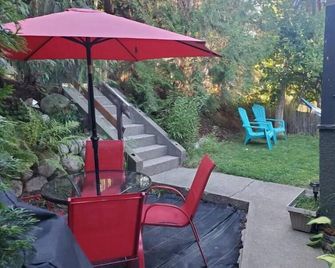 Quiet, Family Friendly Suite Downtown Castlegar - Castlegar - Innenhof