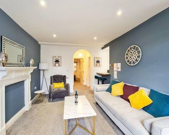 Margaret's Garden by Fortuna Property - Cheltenham - Pokój dzienny