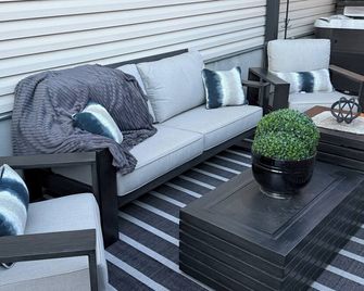 Cozy, quiet, safe, rustic getaway in West Jordan, Utah with a private hot tub. - West Jordan - Balcony