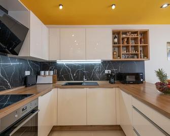 2 Bedroom Cozy Apartment In Makarska - Makarska - Kitchen