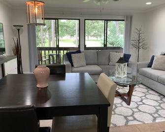 Luxurious 2-Bedroom Condo with Golf Course View - Unforgettable Getaway! - Diamondhead - Sala de estar
