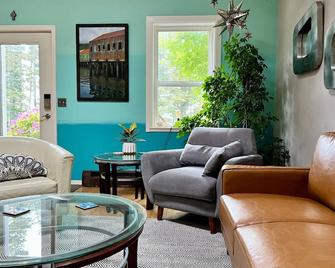 The Shoreline Legacy House with Fireplace - Kodiak - Sala de estar