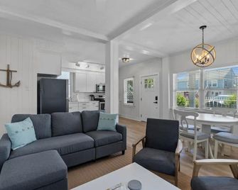 Atlantic Breeze South - Cozy & Renovated - Walk To Beach - Atlantic Beach - Living room