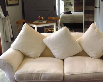 Self Contained One Bedroom Cottage in Garden Setting - Bowral - Obývací pokoj