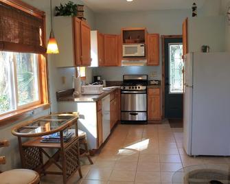 Quiet, Secluded Cottage, Close to Sapelo, Birding, nature, fishing Free wi-fi! - Darien - Kitchen