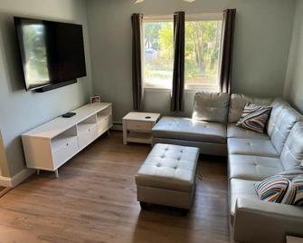 fully Modern 3 bedroom 65\'smart tvs cable bluetooth speakers etc - Islip - Living room