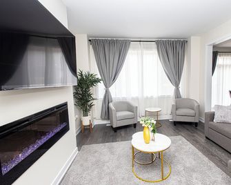 Niagara Falls Area Hidden Gem-Luxury, Cozy Canal-Side Home, Niagara Area's Hidden Gem- Jnshortstay - Welland - Living room